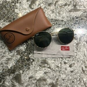 Circle rimmed Ray bans